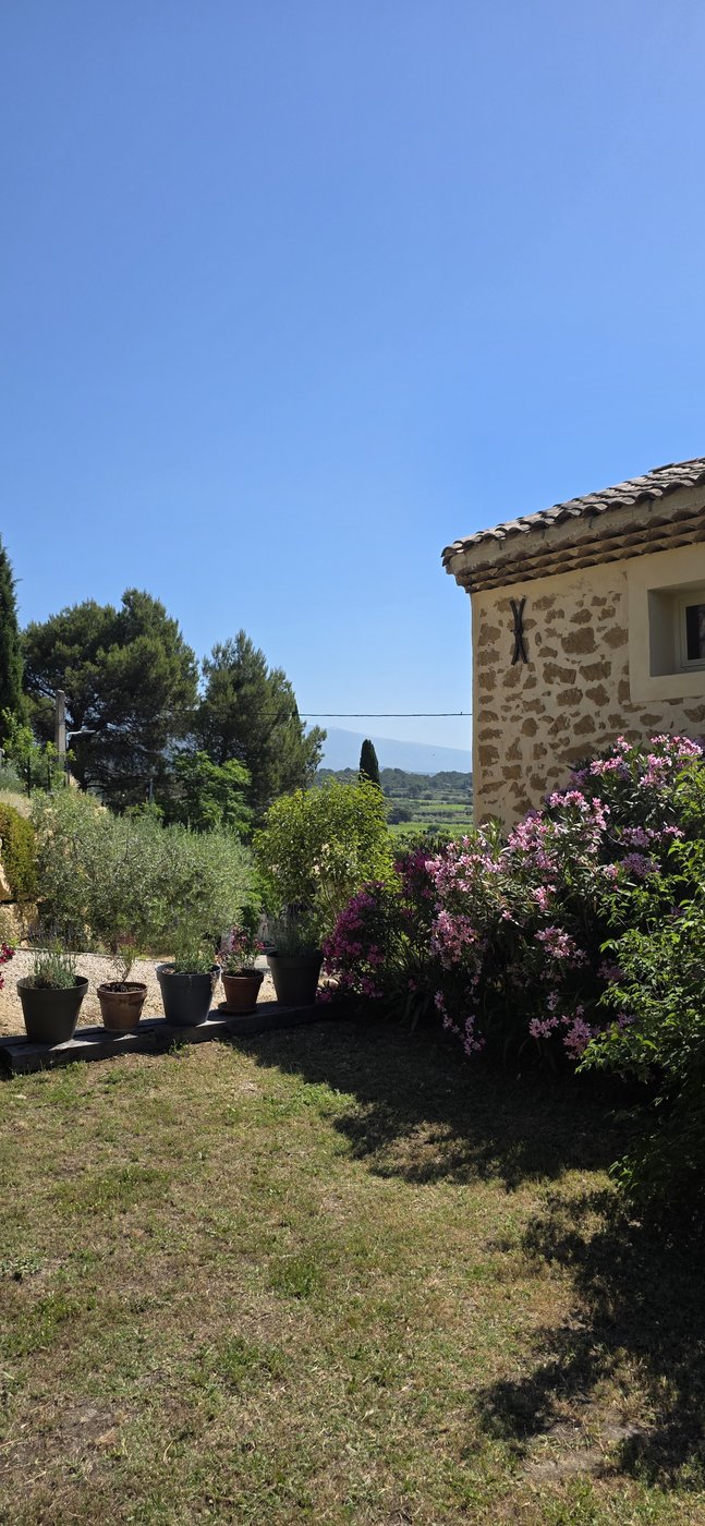 Extérieur — le jardin et la villa en pierre