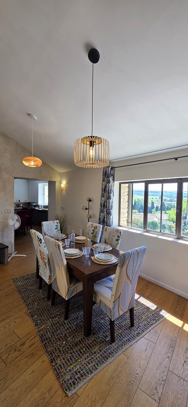 Salle à manger face à la vue
