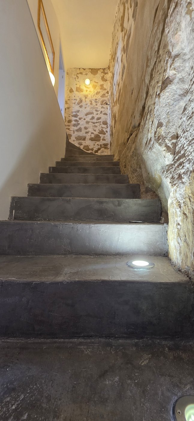 Séjour — l'escalier en pierre